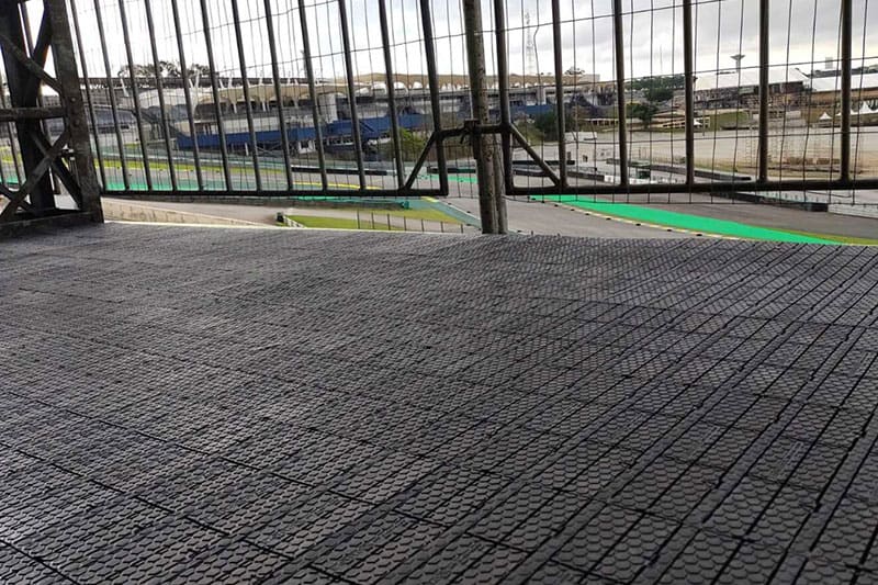 Easy-Floor plástico aplicado no piso de um evento